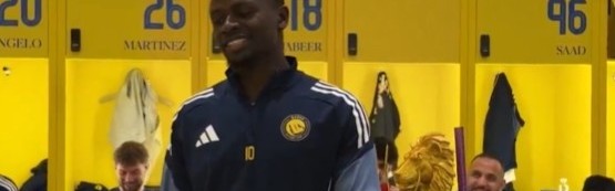 华体会APP-C罗等队友鼓掌祝贺马内34岁生日，后者打趣：感谢为我过29岁生日
