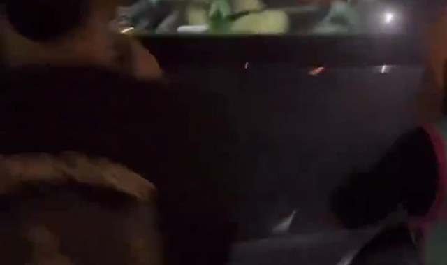 华体会官网-小秀身材！文班亚马打赤膊坐在大巴上 引得球迷连连尖叫