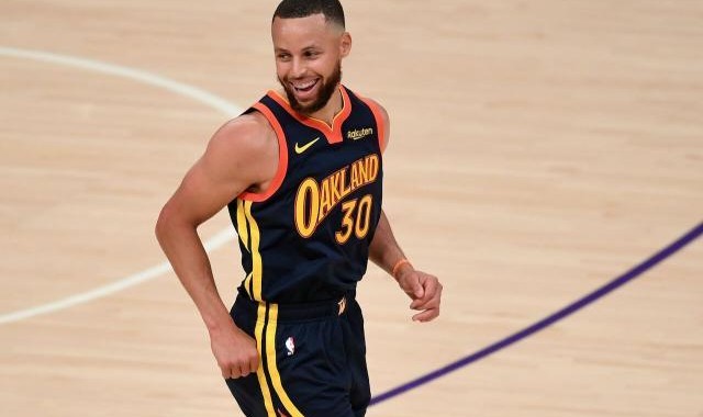 在历史级顶薪合同上签字 库里还有过片刻犹豫？