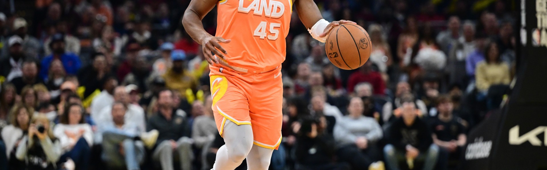 状态火热！米切尔27中16砍下38分6板6助 下半场轰23分