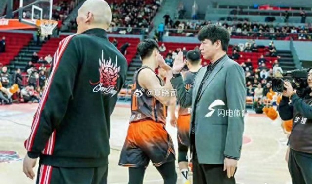 华体会体育-山东出局！邱彪爆粗口“有的球员XX就不是职业球员”，矛头直指3人？|上海队|山东队|山东男篮|上海男篮|比赛_新浪体育_新浪新闻